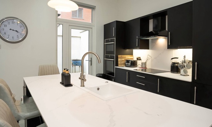 Queens Quarter House | Lux Central 4 BDR house