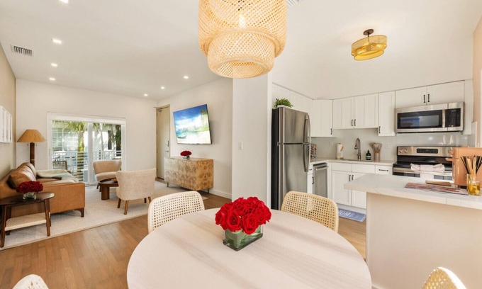 West Avenue Condo | Lux Designer Apt | 2BR/2BA in Heart of Miami Beach