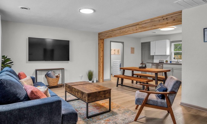 Kansas City House | Lux on a Budget! 20 min to World Cup-Near Nascar/Legends/AmericanRoyal King Bed!