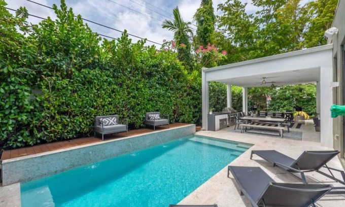 Buena Vista Villa | Lux Villa for 12 Miami Design District with Pool!