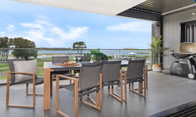 Lake Illawarra House | Luxe by the Lake – stunning water views