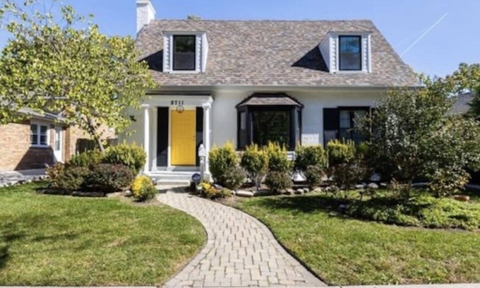Skokie House | Luxe Haus of Love—Renovated 1938 Cape Cod —Heated FLRS