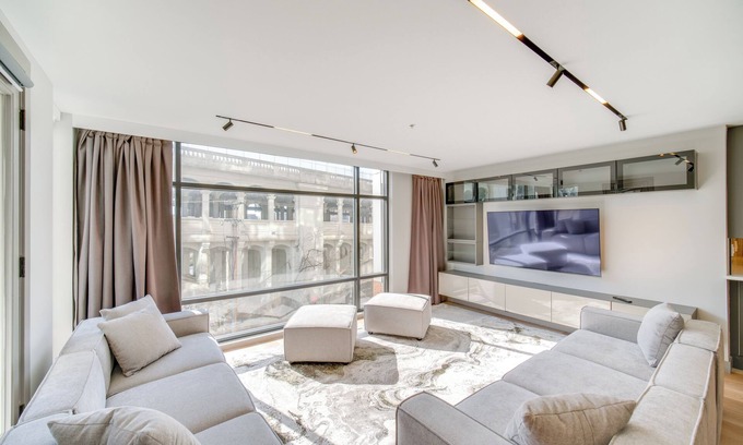 Ohio City Apartment | Luxe High-Rise 2 Mi to Dtwn Cleveland: WFH Ready!