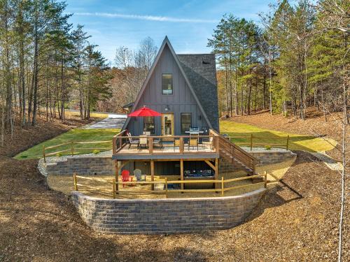 Mill Spring House | LUXE Lake Adger-Lakefront Home, Private Dock, Hot Tub, Fire Pit, Canoe, Epic Mtn & Lake Views, Universal EV Station