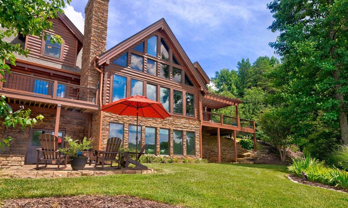 Tate Cabin | Luxe lakefront retreat with fishing dock, deck, firepit, patio & pool table