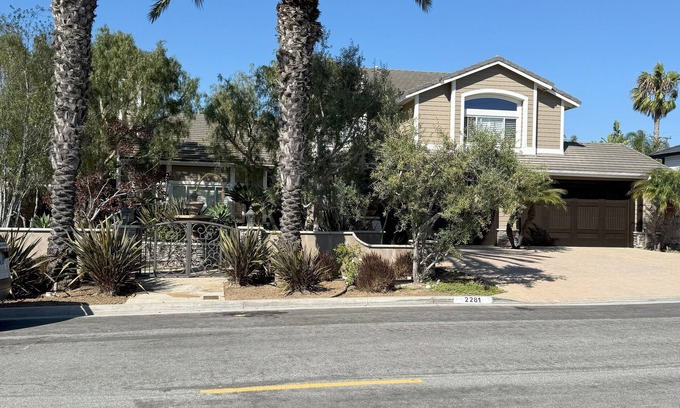 Santa Ana Heights House | Luxe Modern Retreat with Pool, Billard table & Gym - Perfect for Entertaining