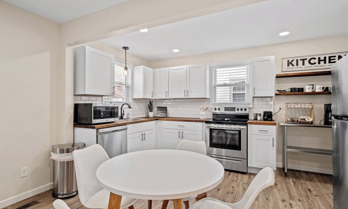 Sans Souci House | Luxe Shower| 7 min to Downtown | Premier Property