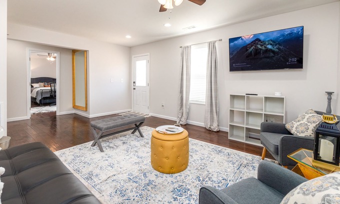 Dacula House | Luxe suite w/ a ★Full Kitchen★ Private Entrance ★Netflix ★W/D