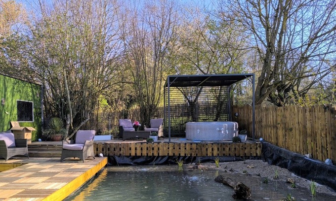 Lugny Ski Chalet | Luxe vakantiewoning in Lugny met natuurlijke zwemvijver, sauna en jacuzzi.