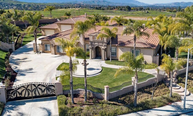 Alessandro Heights Villa | LuxHome Villa, Luxurious getaway in Riverside's most upscale neighborhood