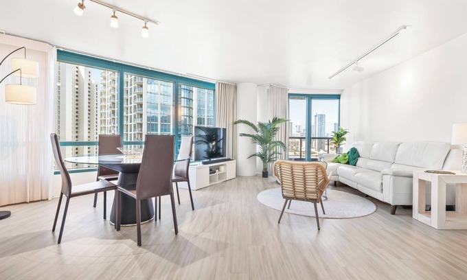 McCully - Moiliili Condo | Luxurious 2-Bdrm, 2.5-Bath Condo with Parking & Fitness Center in Prime Waikiki!