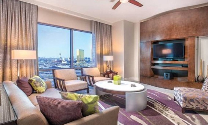 Las Vegas Condo | Luxurious 2-Bedroom Condo w/Kitchen, Pool, 24/7 Free Shuttle to Strip