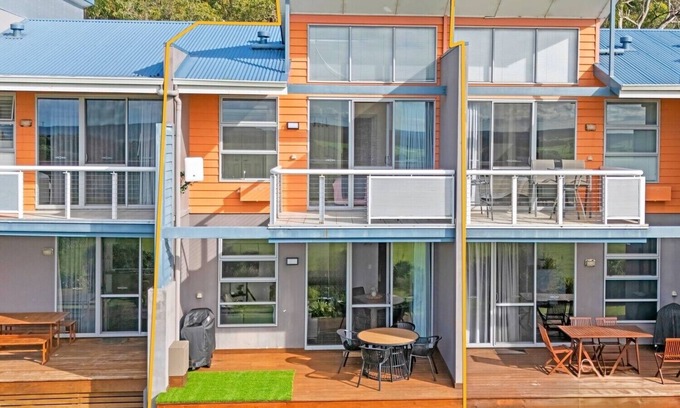 Kronkup Apartment | Luxurious 2-Bedroom Spa Apartment with Ocean Views