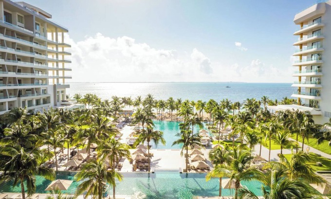 Puerto Juarez Hotel | Luxurious 2-bedroom swim-up suite at Garza Blanca's 5 Diamond Resort.