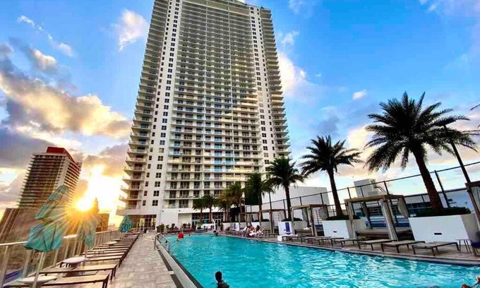 Hollywood South Central Beach Apartment | Luxurious 2b 2b with an Amazing View - Daily resort fee and parking not included -