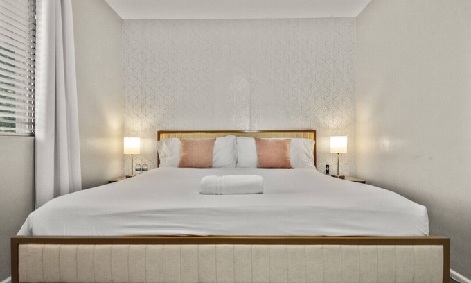 Peaceful Valley Apartment | Luxurious 2B2B Oldtown Scottsdale Free Parking