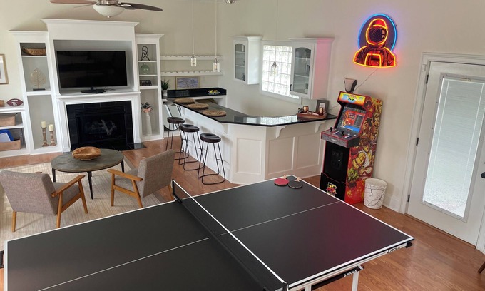 State Park House | Luxurious 3 BR/2 BA w/Patio Deck, Wet Bar, Ping-Pong, Arcade, & King Bed