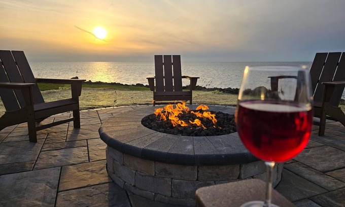 Mentor-on-the-Lake Cottage | Luxurious 3-BR Lakefront Cottage on Lake Erie - Book Your Lakeside Retreat Today