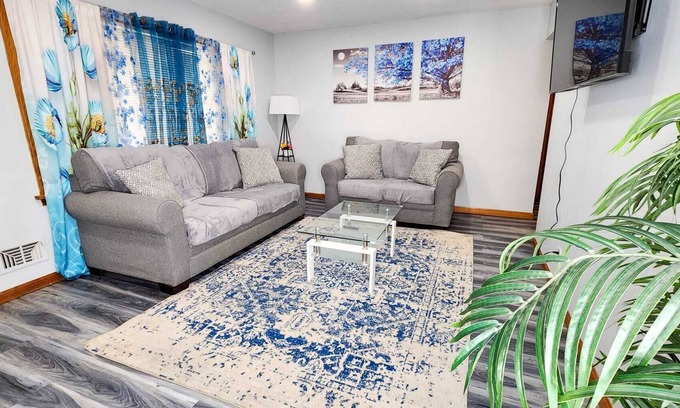 Buechel House | Luxurious 4 bd home in the heart of KY