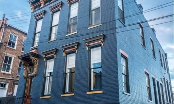 Madison House | Luxurious 4 Bedroom Home in Heart of Historic Madison's Downtown