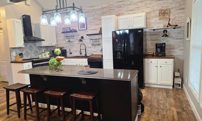 Taylor Berry House | Luxurious 4 bedroom home, 2 minute walk to the iconic. Churchill Downs!