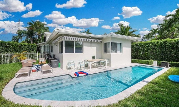 Surfside House | Luxurious 4Bdr with a pool, blocks to beach