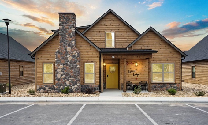 Table Rock Cabin | Luxurious 5-bedroom & 5 bath on suite cabin in Branson. Perfect for all ages.