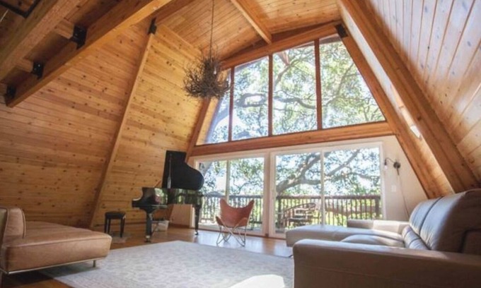 Uptown Brisbane House | Luxurious Bayview Treehouse: Hot Tub, 15 min to SF