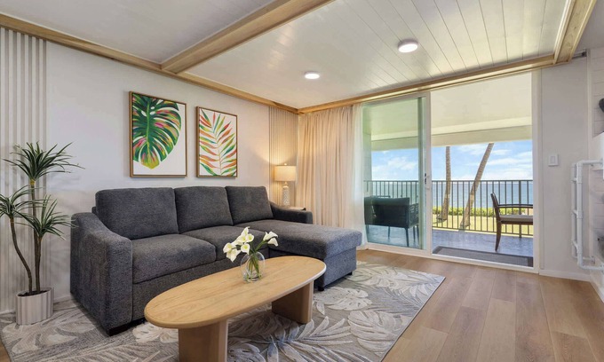 Punaluu Condo | Luxurious Beachfront Condo w/AC