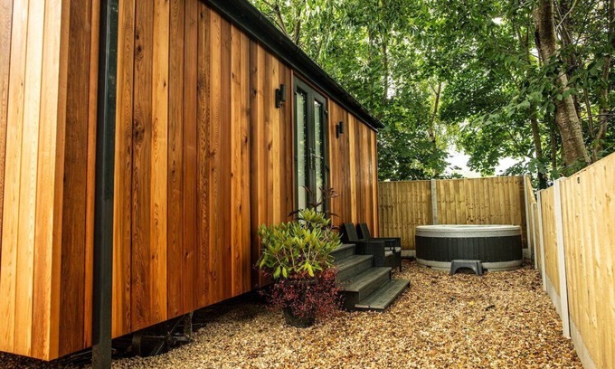 Llangollen Apartment | Luxurious Canal-side mini lodge in Llangollen.