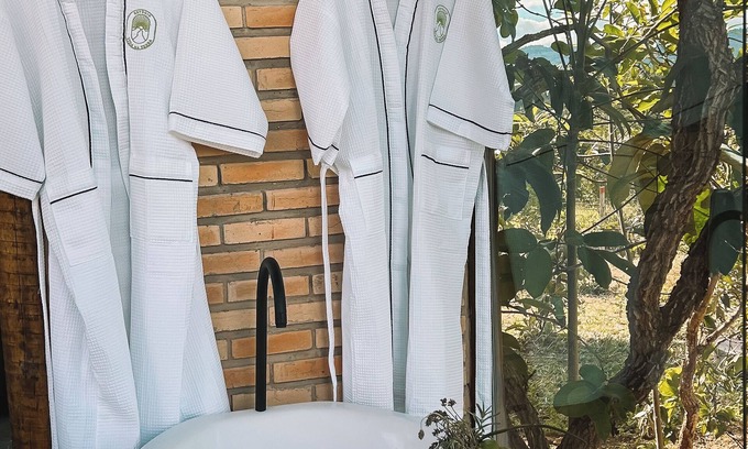 Paranoa Ski Chalet | Luxurious Coral Chalet with bathtub, privacy and surrounded by nature.