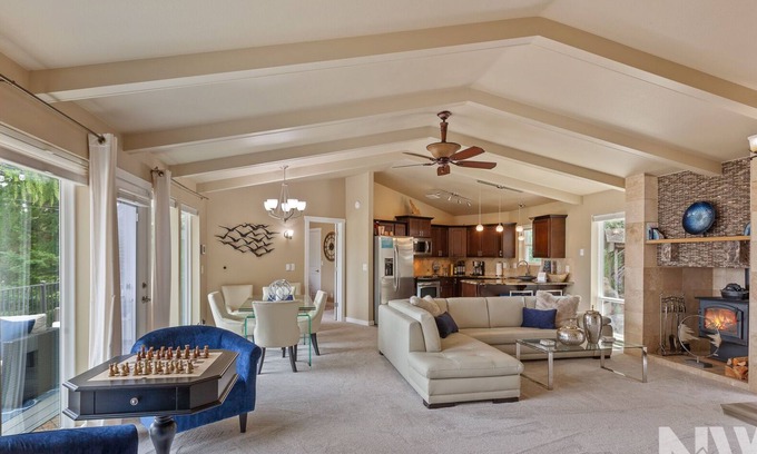 Coeur d'Alene House | Luxurious Echo Bay Retreat—Hot Tub, Fire Pit, Ping Pong, Chess, Bikes & Stunning Views Await!