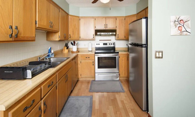 Moline Condo | Luxurious Faimly-friendly nEatery,Walmart,JohnDeere World Headquarters&lot more.