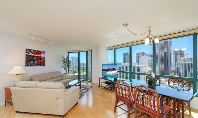 Waikiki Condo | Luxurious High floor Waikiki Landmark Condo, Ocean & Diamond Head views!
