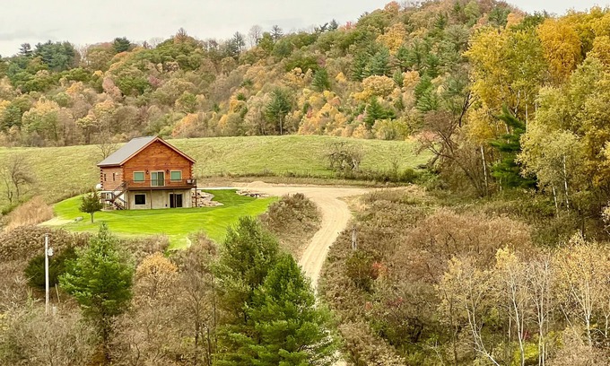 Ontario Cabin | Luxurious Hilltop Log Cabin with Scenic View