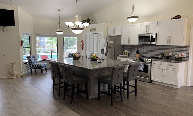 The Estates House | Luxurious Home with Pool in The Estates