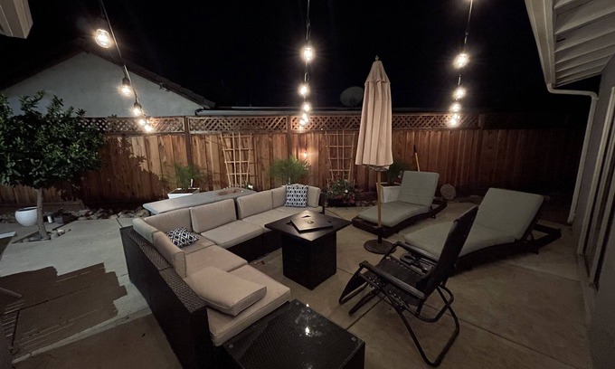 Gilroy House | Luxurious King Bed with Outdoor Space and 85” TV