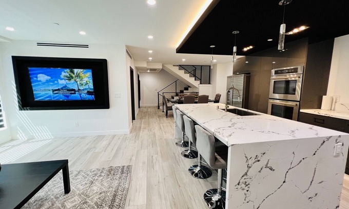 Van Nuys House | LUXURIOUS LA HOME *PRIVATE ROOFTOP* OUTDOOR TV*