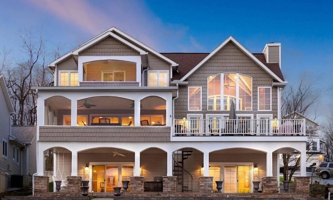 Howard House | Luxurious Lakefront Apple Valley Estate 6,000 sqft