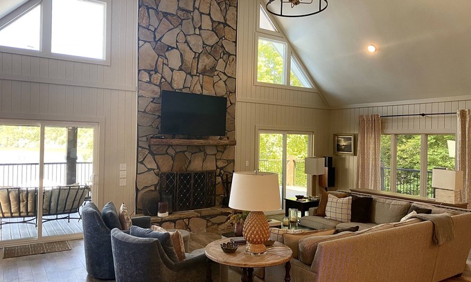 Northport House | Luxurious Lakefront Retreat