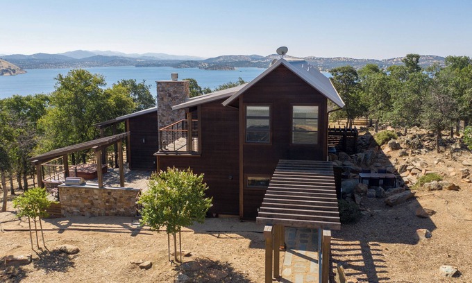 Tuolumne County House | Luxurious Lakeside Estate with Expansive Views and Privacy on over 50 Acres!