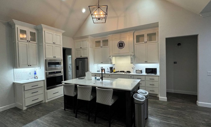 Mustang House | Luxurious Living in Mustang - Executive style home, great for families!