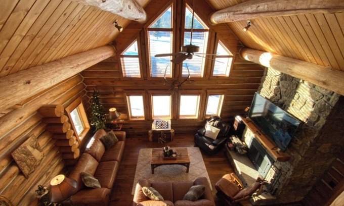 Red Lodge House | Luxurious Log Cabin & Hot Tub on Golf Course with Spectacular Mountain Views