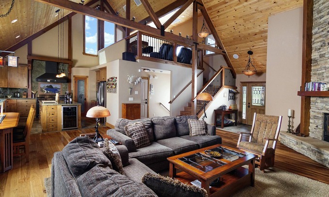Lake Arrowhead Cabin | Luxurious Mountain Cabin w 2 master suites, jacuzzi, views, & AC