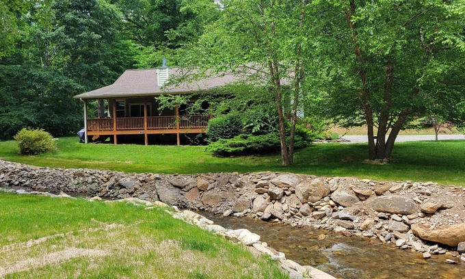 Waynesville House | Luxurious Mountain Retreat for the Discerning Traveler