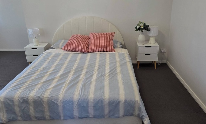 Marsden Park House | Luxurious new 5 bedroom house and Double garage