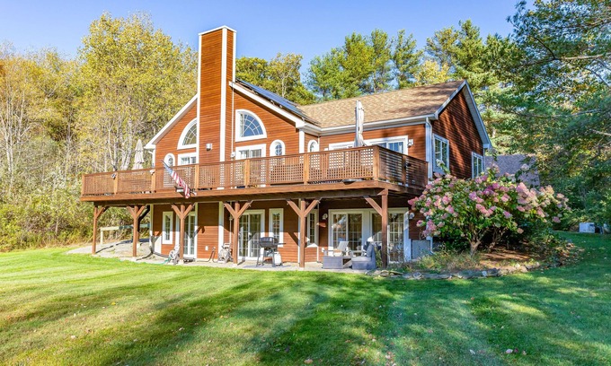 Belfast House | Luxurious Nine-Acre Waterfront Retreat Just Four Minutes from Belfast