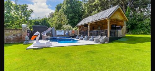 Deal House | Luxurious oasis relax 32c pool, jacuzzi games bar