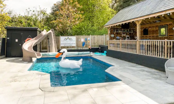 Deal House | Luxurious oasis relax 32° pool Jacuzzi Games bar