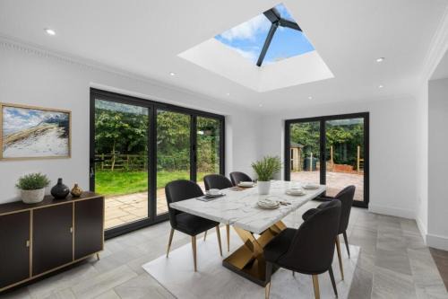 Lutterworth Apartment | Luxurious Relaxing 5 Bed House for great comfort